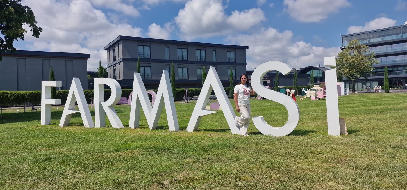 Fátima Faquih junto al cartel de Farmasi en su sede de Estambul, Turquía