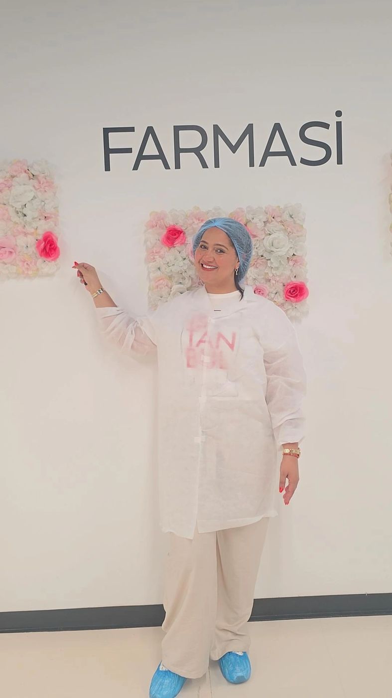 Fátima Faquih en la sede de Farmasi, Estambul